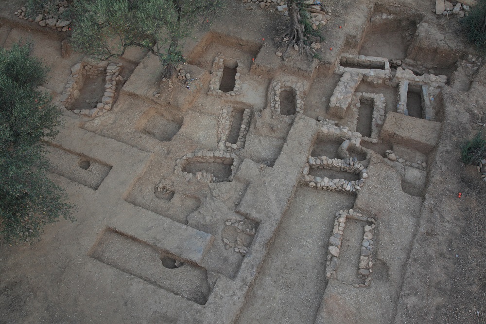 Ariel phothtaph of some excavated burial chambers. There are about a dozen dug out spaces about the size of a body.